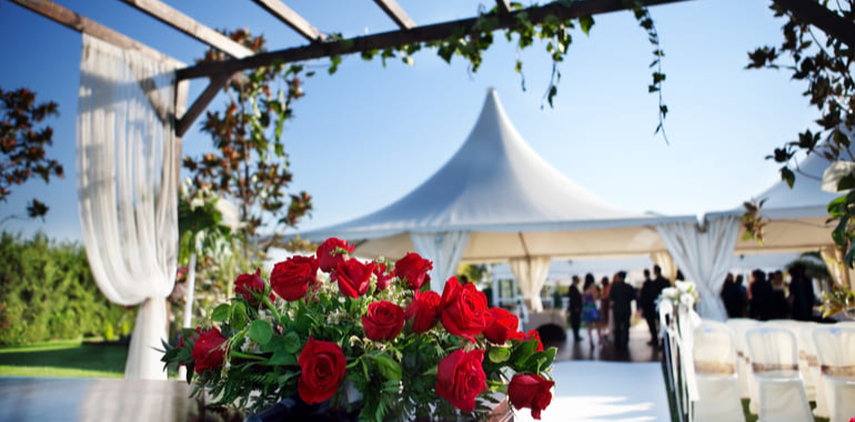 Home wedding: descubra como decorar uma tenda de casamento